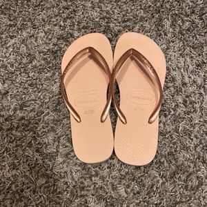 Women’s size 7 Havaianas flip flops